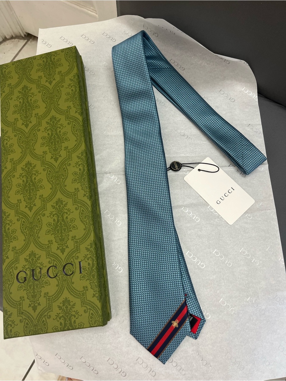 Gucci Men's Teal Silk Micro-Pattern Tie with Signature Stripe